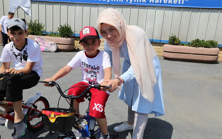 Deniz Feneri'nden 100 yetime bisiklet